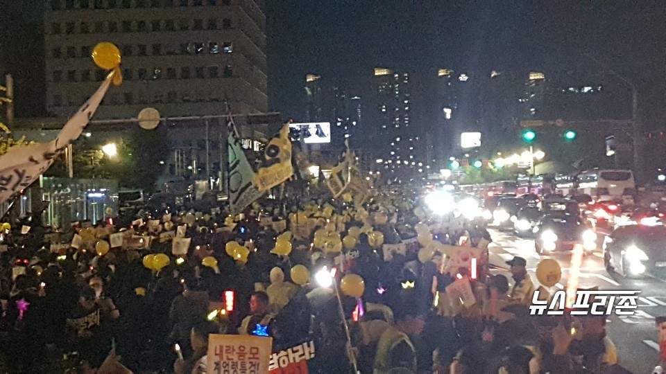 26일 첫 주말 서울 여의도와 서초동 등에서는 검찰 개혁을 요구하는 집회가 잇따랐다. 검찰개혁 사법적폐청산 범국민시민연대가 주도하는 '제11차 검찰개혁·공수처 설치 여의도 촛불문화제' 사전 집회는 이날 오후 2시부터 서울 영등포구 여의도공원 앞 교차로를 중심으로 진행되었으며 이들은 촛불 집회를 이어간 뒤, 자유한국당 당사까지 행진을 이어갔다.