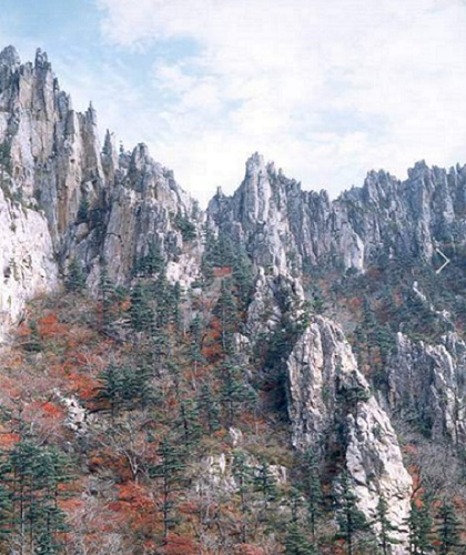 금강산 대표적 자연경관 수려한 만물상 푸르른 하늘 / ⓒ 다음 인용