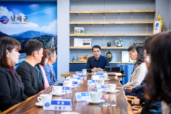 남해군이 24일 ‘고령친화도시 조성위원회 및 위촉식’을 개최했다./ⓒ남해군