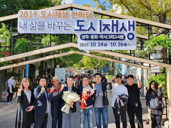 함양군이 지난 24일~26일 순천시 향동 문화의거리에서 열린 ‘2019 도시재생 한마당’ 행사에서 ‘국토교통부장관상’과 ‘도시재생협치포럼 이사장상’ 수상의 겹경사를 맞는 쾌거를 이루었다./ⓒ함양군