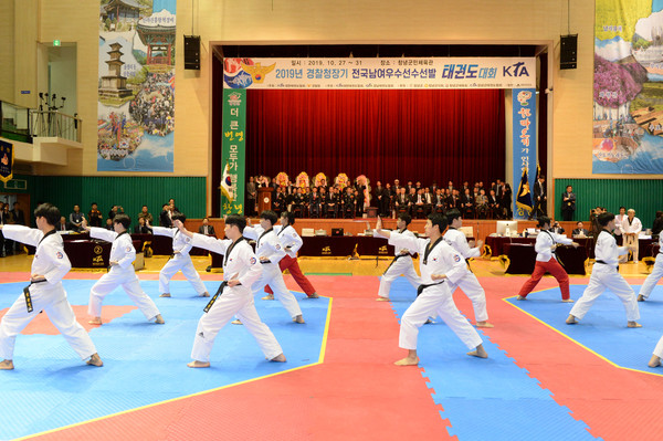 27일 창녕군민체육관에서 열린 2019년 경찰청장기 전국남여우수선발 태권도대회에서 국가대표 태권도 시범단이 축하 공연을 선보이고 있다./ⓒ창녕군