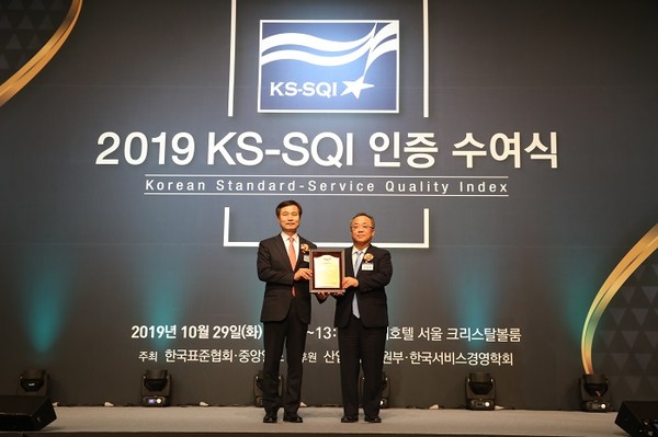 전북대학교가 ‘2019 서비스품질지수 평가’에서 81.5점을 받아 지방 국립대 가운데 1위를 차지한 가운데 김동원 총장이 인증패를 받았다./ⓒ전북대학교