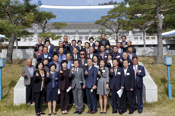 바르게살기운동합천군협의회는 29일 합천 청와대 세트장에서 손창봉 경남도협의회 부회장, 신현호 사천시협의회장을 비롯한 양 협의회 핵심회원 50여명이 참석한 가운데 바르게살기운동 핵심회원 교류간담회를 가졌다./ⓒ합천군