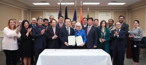 서춘수 함양군수를 단장으로 26일∼11월3일까지 일정으로 미 동부지역 우호교류 활동을 펼치고 있는 함양군 시장개척단 및 우호교류단이 지난 28일 미국 롱아일랜드 노스 햄스테드를 비롯한 지자체, 그리고 뉴욕한인회 등 민간단체들과 활발한 유대강화 활동을 펼쳤다./ⓒ함양군