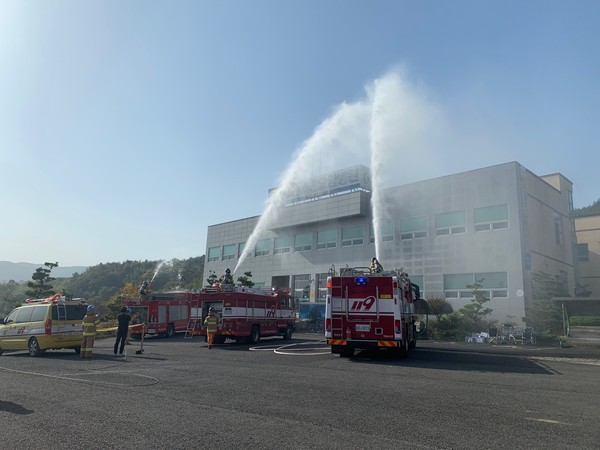 하동군은 2019 재난대응 안전한국훈련의 일환으로 지난 29일 북천 다온자연요양병원에서 지진으로 인한 복합재난 대응 현장훈련을 실시했다./ⓒ하동군