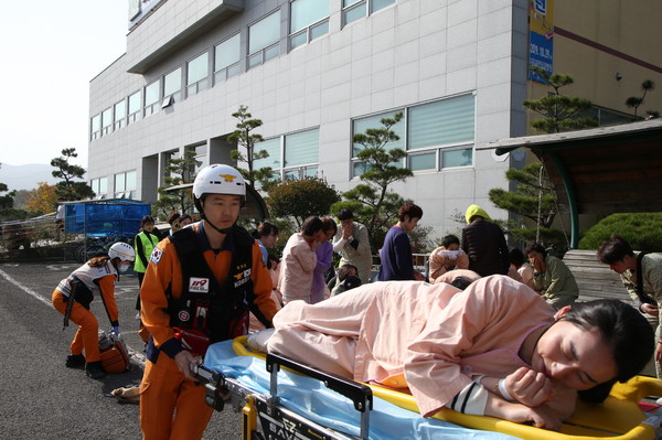 하동군은 2019 재난대응 안전한국훈련의 일환으로 지난 29일 북천 다온자연요양병원에서 지진으로 인한 복합재난 대응 현장훈련을 실시했다./ⓒ하동군