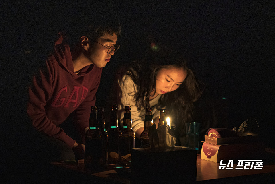 ‘열려가는 날’ 공연사진)경득(최현돈), 명혜(곽단비) |명절 다음 날 자신의 집에 찾아온 그녀. 갑자기 또 정전이다. /ⓒ권애진