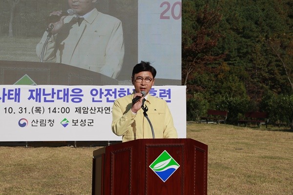 김철우 보성군수는 지난 10월 31일 웅치면 제암산자연휴양림 일원에서 열린 ‘2019년 산사태 재난대응 안전한국훈련’에서 “자연 재해를 인간의 힘으로 막을 수 없지만, 자연 재해로 인한 피해는 예방과 대비를 통해서 줄여나갈 수 있다.”고 말했다./ⓒ보성군