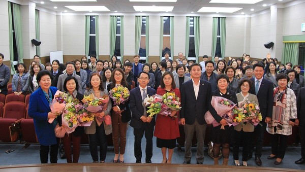 하동군사회복지사협회는 지난달 31일 종합사회복지관에서 ‘복지 꽃이 피었습니다’라는 슬로건으로 2019년 하동군 사회복지의 날 기념행사를 가졌다./ⓒ하동군