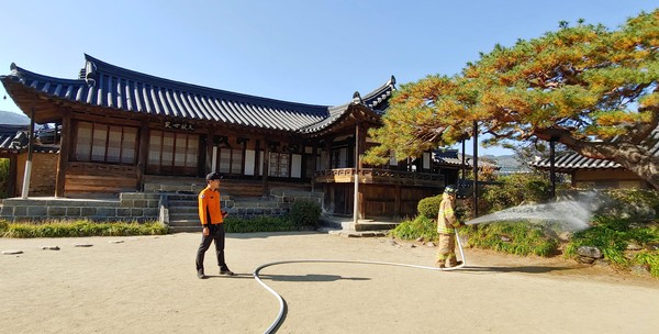 함양군은 지난달 31일 오후 국가지정목조문화재인 일두고택과 허삼둘가옥 등 2개소를 대상으로 민·관 합동 소방훈련을 실시했다./ⓒ함양군