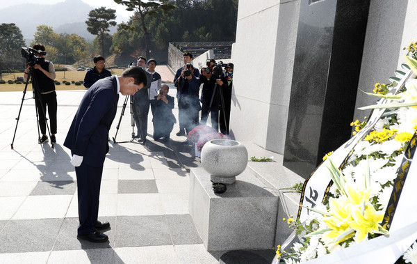 산청 함양사건 합동위령제 이재근 산청군수 헌화./ⓒ의령군