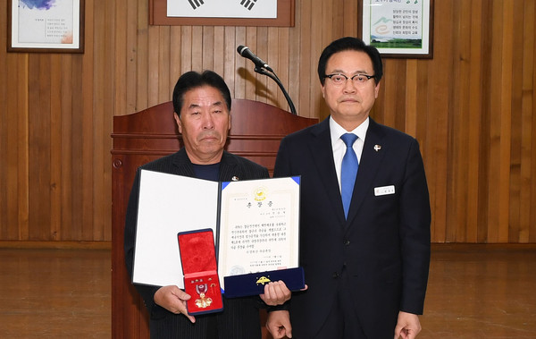 1일, 창녕군청 대회의실에서 故정용백님의 장남 정영철씨가(사진 좌측) 무공훈장을 전수 받고 한정우 군수와(사진 우측) 기념촬영을 하고 있다./ⓒ창녕군