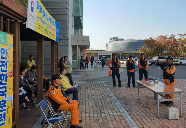 1일, 창녕군청 청사 화재대피 훈련 뒤 완강기 사용법을 교육하고 있다./ⓒ창녕군