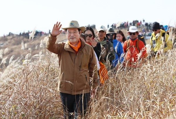 이용섭 광주광역시장이 지난 2일 오전 무등산 정상 개방행사에 참석해 탐방객들과 무등산 서석대에서 지왕봉 정상 구간을 오르고 있다./ⓒ광주시