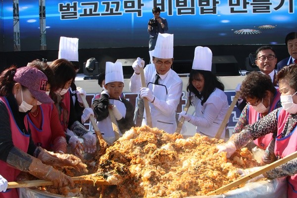 벌교꼬막축제에서 김철우 보성군수가 생활개선회 회원들과 함께 1천인 분 꼬막 비빔밥을 비비고 있다./ⓒ보성군