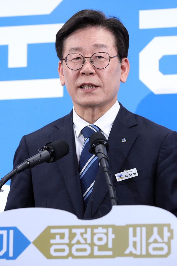 4일 오후 경기도청 브리핑룸에서 이재명 경기도지사가 2020년도 경기도 본예산 편성안을 발표하고 있다. 경기도청