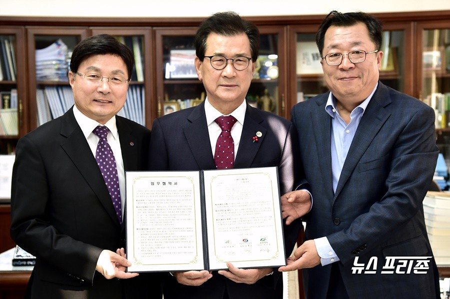 한국가스안전공사 콜센터 유치협약식 모습.(사진제공=제천시)