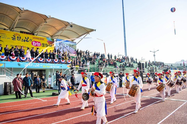 제27회 군민의 날 및 화전문화제 입장식./ⓒ남해군