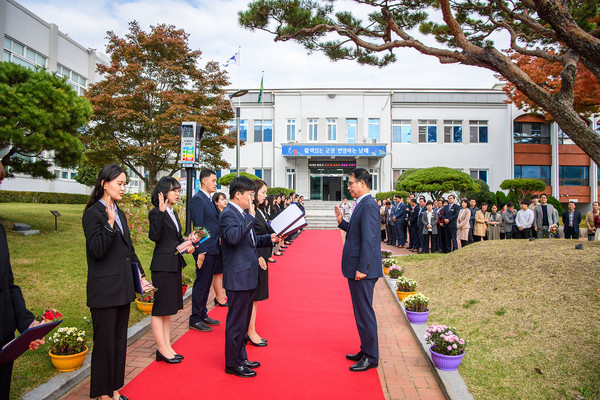 남해군이 지난 4일 군청마당에서 신규직원 및 하위직 공무원 승진 임용식을 개최했다./ⓒ남해군