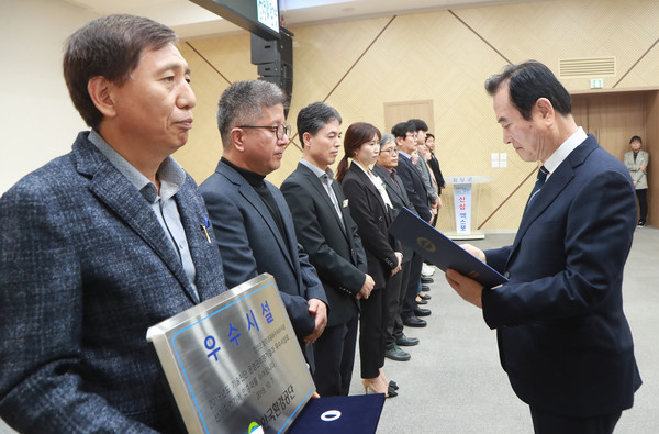 함양군은 지난 5일 군청 대회의실에서 서춘수 함양군수를 비롯하여 간부공무원, 직원 등 200여명이 참석한 가운데 11월 정례조회를 실시했다./ⓒ함양군