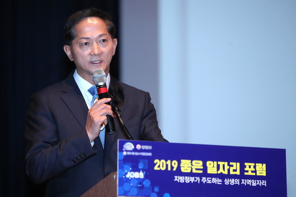 이재준 고양시장은 7일 '2019 좋은 일자리 포럼 우수사례'에서 '품에 안은 청년, 둥지를 틀어주다'를 주제로 발표하고 있다. 고양시청