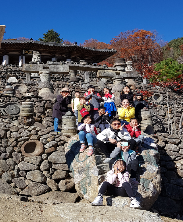 하동 횡천초등학교는 지난 6일 별천지하동행복교육지구 마을교육과정의 일환으로 운영 중인 3·4학년 가로내 한솥밥 마을교육과정을 통해 가을에 흠뻑 빠진 청학동 삼성궁과 선조들의 얼이 서린 서당을 탐방했다./ⓒ하동군