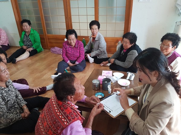 창녕군은 지난 4월부터 11월초까지 국민건강보험관리공단과 협력하여 ‘건강백세사업 운영지역 4개 읍․면 7개소 경로당’ 어르신들을 대상으로 찾아가는 한방건강교실 프로그램을 운영했다./ⓒ창녕군