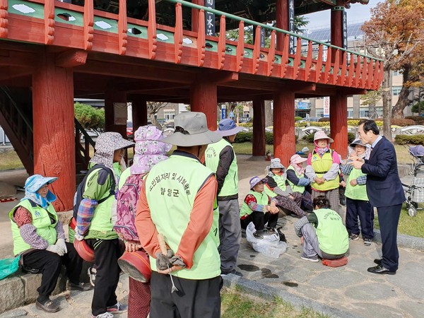 서춘수 함양군수는 지난 7일 함양읍 학사루 앞에서 환경정화활동을 하고 있는 노인일자리 참여어르신을 찾아 한 해 동안 안전하게 시가지 정비를 해주신 어르신들에게 감사의 마음을 전했다./ⓒ함양군