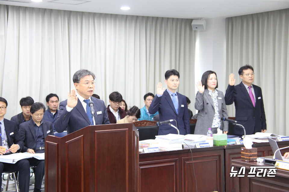 정상균 균형발전기획실장이 대표로 증인선서를 하고 있다. ⓒ임새벽 기자 2019.11.11