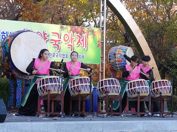 가을의 향기가 물씬 풍기는 다양한 국악공연이 천년의 숲 함양 상림공원에서 열렸다./ⓒ함양군