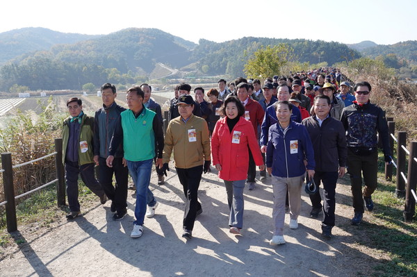 9일, 우포늪 일원에서 개최한 제10회 우포늪 생명길 걷기대회에 참가자들이 생명길을 걷고 있다./ⓒ창녕군