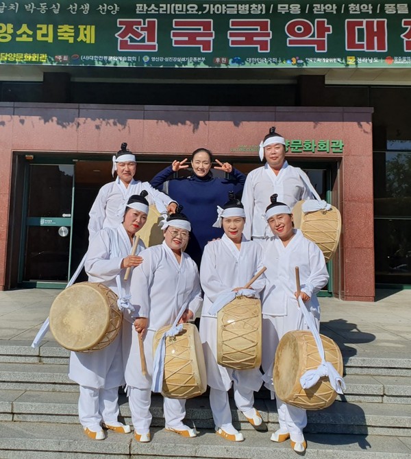 의령읍 농악단은 지난 9일 담양 문화회관에서 개최된 제10회 환경소리축제 담양전국국악대전에서 풍물분야 단체전에서 우수상을 수상했다./ⓒ의령군