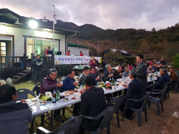 합천군이 주관하고 귀농인 협의회에서 주최한 귀농귀촌인과 지역민이함께하는 어울림 한마당 행사를 지난 11일 농업인의 날을 맞아 개최했다./ⓒ합천군