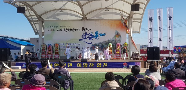 합천 밤마리오광대보존회는 지난 9일 덕곡면 밤마리오광대 야외공연장에서 탈춤축제가 거행됐다./ⓒ합천군