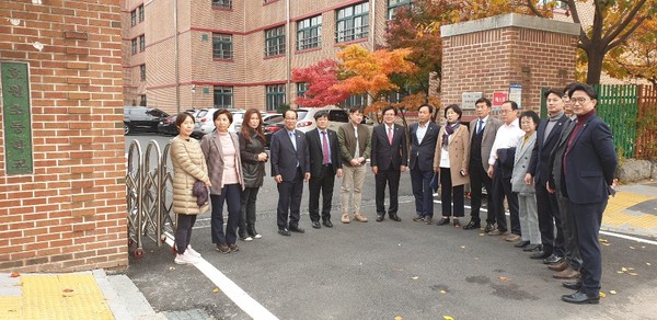 경기도의회 교육행정위원회는 12일 행정사무감사를 중단하고 호원초등학교 통학로를 방문해 민원사항을 직접 확인했다. 경기도의회