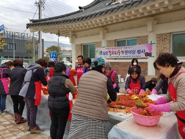 거창군 가조면은 지난 11일∼13일까지 3일간 주민자치위원회, 남녀자원봉사협의회, 여성단체협의회 3개 단체 합동으로 ‘情 담은 김장김치 나누기 한마당 행사’를 가졌다./ⓒ거창군