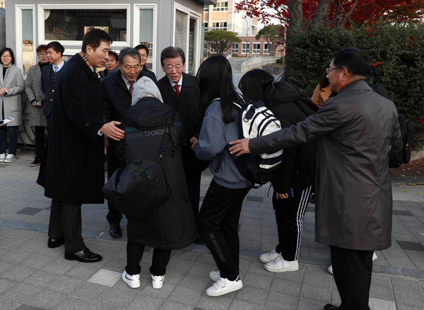 이재근 산청군수가 14일 대학수학능력시험이 치러지는 수험장을 찾아 수험생과 학부모를 격려하며 ‘수능대박’을 기원했다./ⓒ산청군