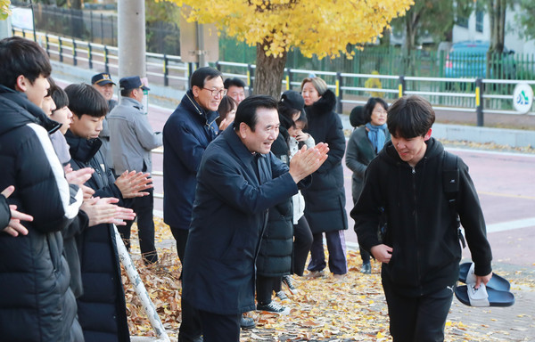 서춘수 함양군수가 수능 대학수학능력시험일인 14일 오전 수험장인 함양고교 정문을 찾아 수능 응시생과 학부모를 격려하고 ‘수능 대박’을 기원했다./ⓒ함양군