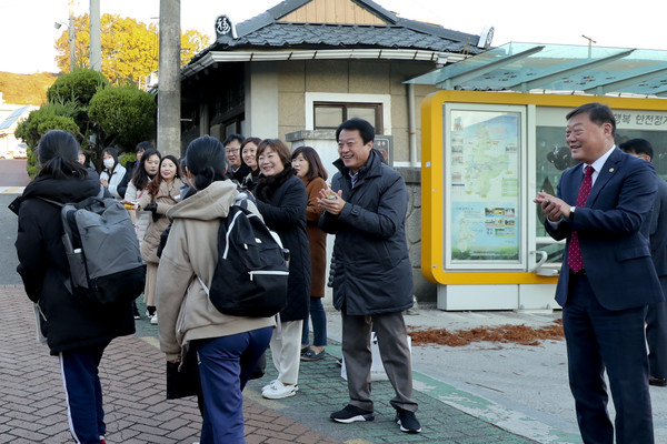 합천군은 2020학년도 대학수학능력시험이 14일 오전 전국적으로 실시됨에 따라 문준희 합천군수은 합천여고와 합천고 교문 앞에서 수험생들과 학부모들을 격려했다./ⓒ합천군