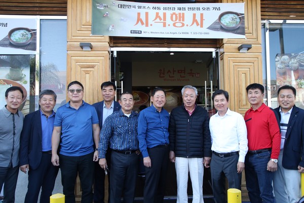 하동 농·특산물의 북미시장 마케팅에 나선 윤상기 군수가 미국 LA에서 ‘섬진강 명물’ 하동재첩 홍보 활동을 벌였다./ⓒ하동군