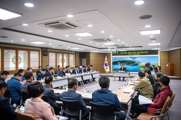 남해군이 지난 14일 농업기술센터 회의실에서 장충남 군수 주재로 군의원, 농협, 시금치연합회, 출하처별 유통대표 35명이 모여 보물섬 남해시금치 유통대책회의를 개최했다./ⓒ남해군