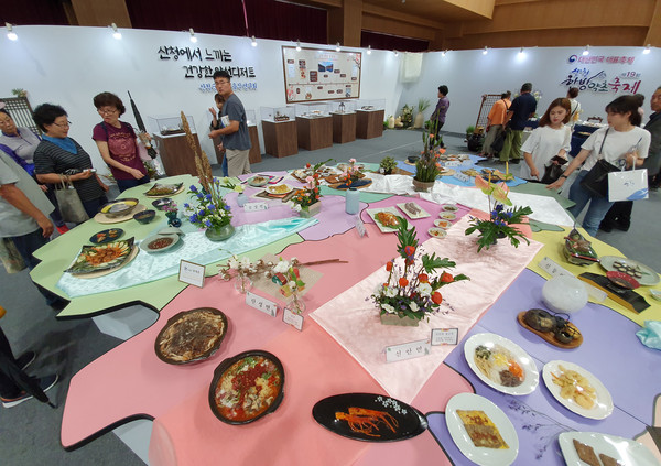 지난해 정부로부터 한방약초산업 우수특구로 선정된 산청군이 한방약초산업의 융복합화와 기반 고도화 등의 내용을 담은 ‘농촌 신활력 플러스 사업’을 본격 추진한다.(제19회 산청한방약초축제 주제관 내 약선음식관 산청지도 읍면 약선음식)/ⓒ뉴스프리존 DB