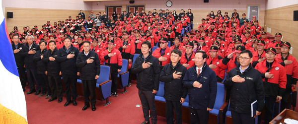 거창군은 15일 거창문화원 상살미홀에서 산불감시원 등 200여명이 참석한 가운데 산불없는 거창을 만들기 위한 발대식을 개최했다./ⓒ거창군