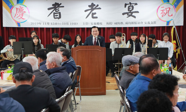 함양군 안의향교는 15일 충효교육관에서 어르신 공경문화 전통을 이어가는 기로연(耆老宴) 행사를 열었다./ⓒ함양군