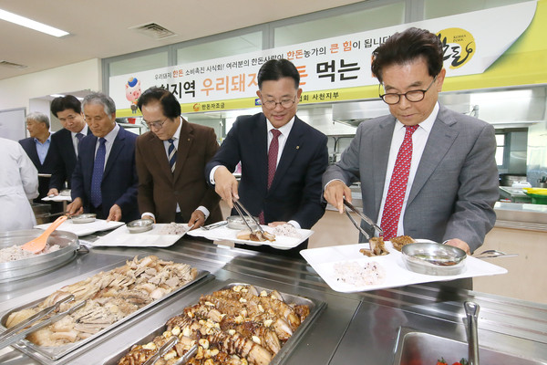 사천시는 15일 사천시청 구내식당에서 아프리카돼지열병(ASF) 발병 이후 소비위축으로 어려움을 겪고 있는 한돈농가를 돕기 위한 소비촉진 시식회를 개최했다./ⓒ사천시