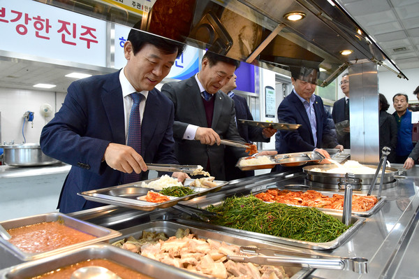 진주시는 아프리카돼지열병(ASF)으로 돼지고기 소비가 줄어 어려움을 겪고 있는 양돈농가를 돕기 위해 15일 점심시간에 진주시청 직원식당에서“돼지고기 소비촉진 한돈 시식회”를 개최했다./ⓒ진주시