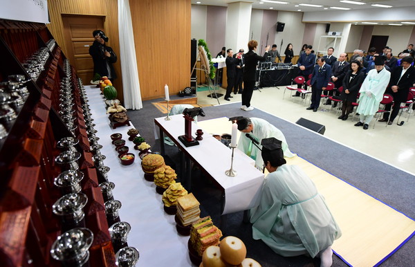 순국선열의 날 추모제에서 제례를 올리고 있는 안소헌 광복회화성시지회장 ⓒ화성시청