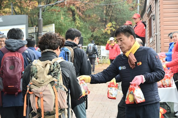 윤경희 청송군수, 주말도 잊은채 서울 청계산 등산객들에 청송사과 홍보에 구슬땀 /Ⓒ청송군청