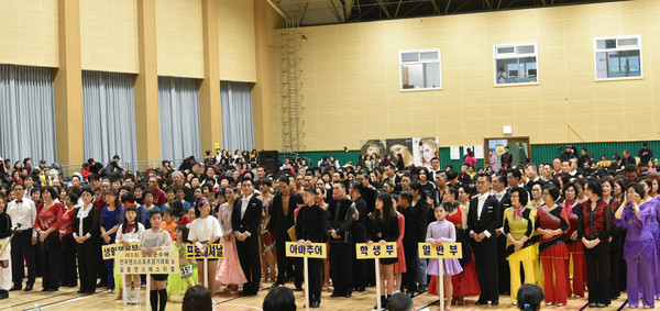 17일, 창녕국민체육센터에서 열린 제8회 창녕군수배 전국댄스스포츠대회 개회식을 진행하고 있다./ⓒ창녕군