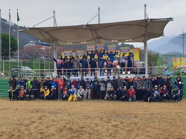 합천군에 따르면 전국의 낚시 동호인에게 합천호를 알리는 ‘2019년 제2차 합천군수배 스포츠피싱 대회’가 지난 17일  합천호 일대에서 100여명의 참가자와 관람객이 모인 가운데 열렸다.(제2차 스포츠피싱 대회_폐회식)/ⓒ합천군